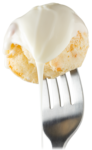 Pão de queijo no garfo com creme